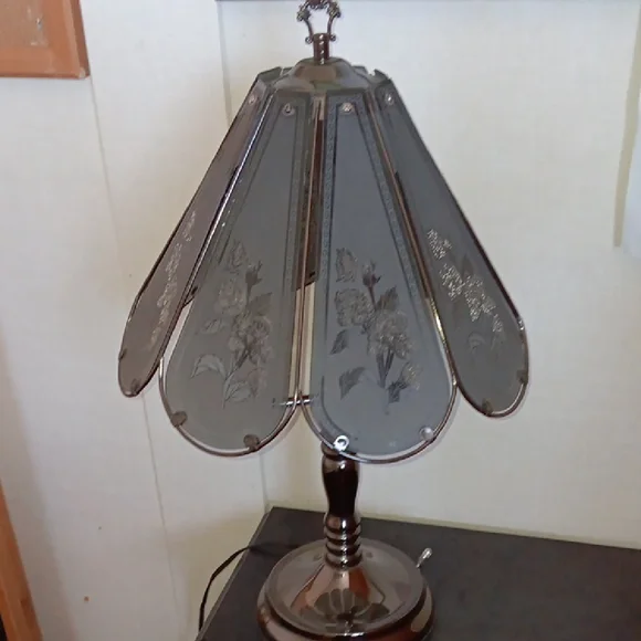 Elegant Vintage Floral Glass Table Lamp - Picture 10 of 11